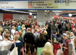 Auch am Gleis 101 Richtung Schwabstraße warteten nicht Wenige