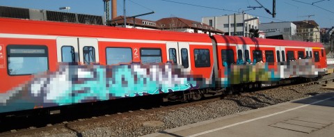 5 Minuten später ein weiterer Zug mit Graffiti