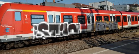 Zug mit Graffiti unterwegs