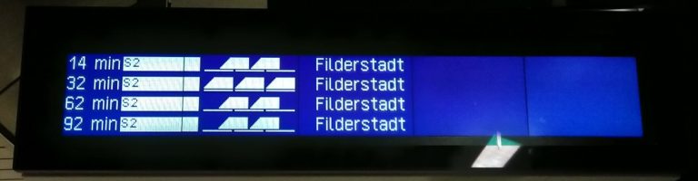 Neue Software für alte Zugzielanzeiger am Bahnsteig S