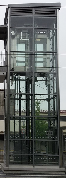 Aufzugsturm komplett aus Glas