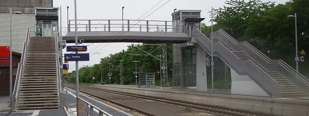 Aufzüge und Treppen zur Brücke über die Gleise am Bahnhof Bondorf